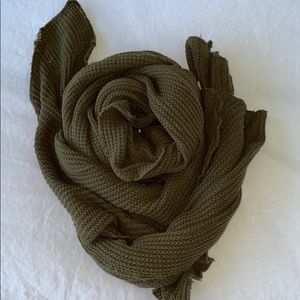 TNA (Aritzia) army green thermal scarf!